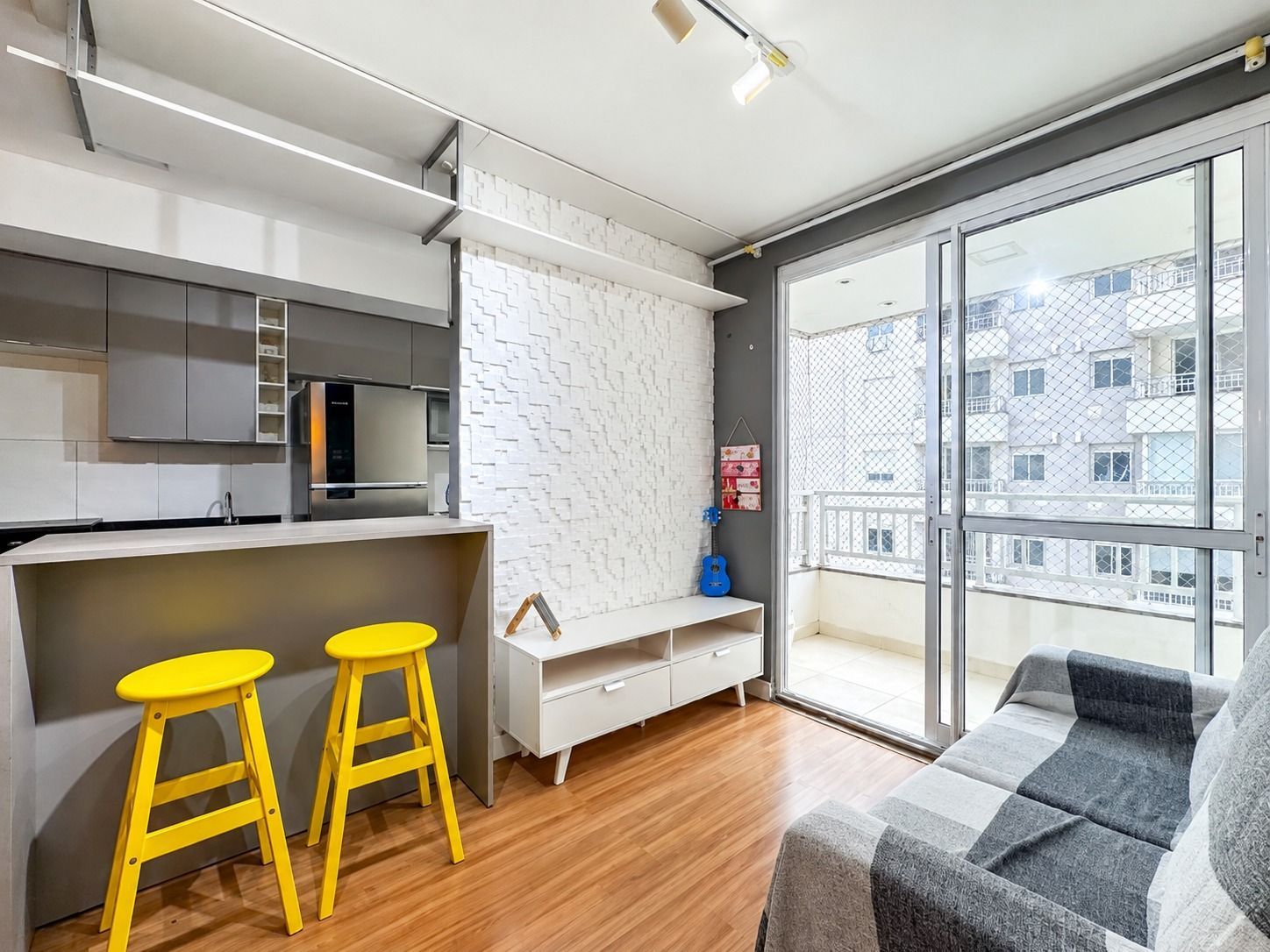 Apartamento mobiliado com 2 quartos, suíte, vaga de garagem, no bairro Farrapos