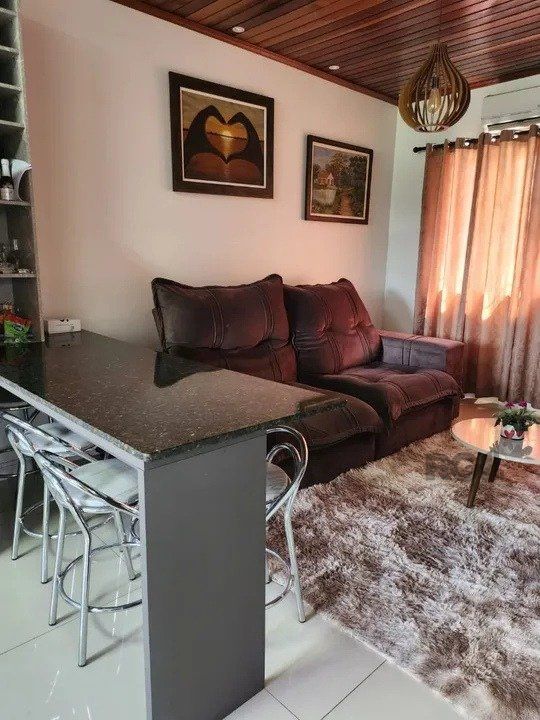 Casa à venda com 4 quartos, 97m² - Foto 1