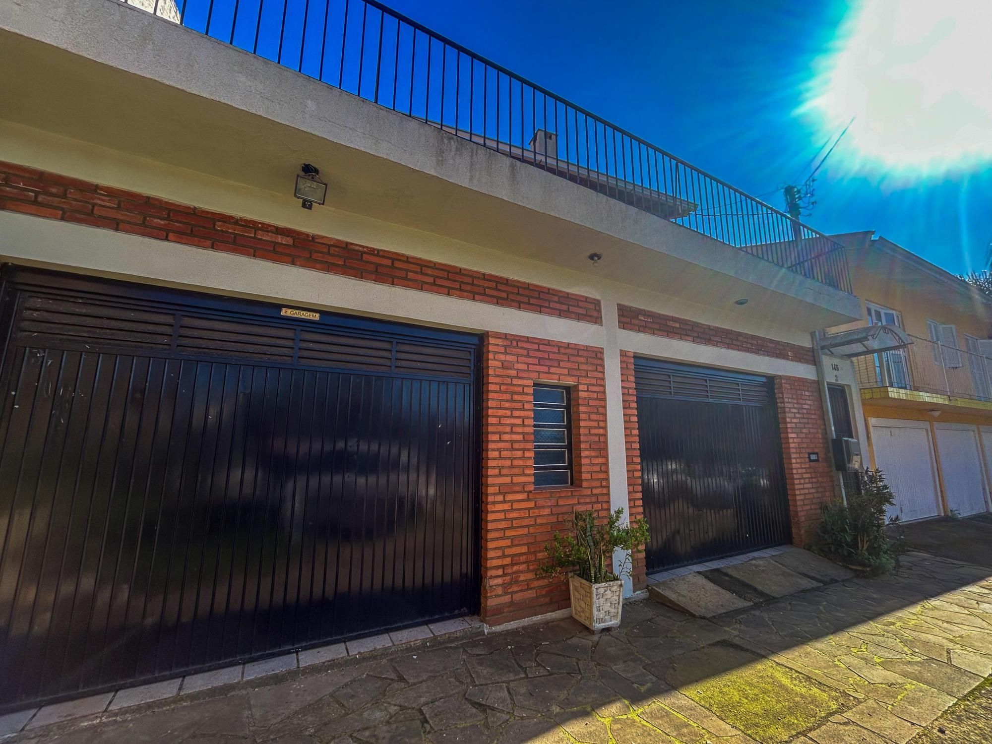 CASA 03 dormitórios, 01 suíte, terraço, pátio, garagens cobertas na VILA NOVA - ótima localização