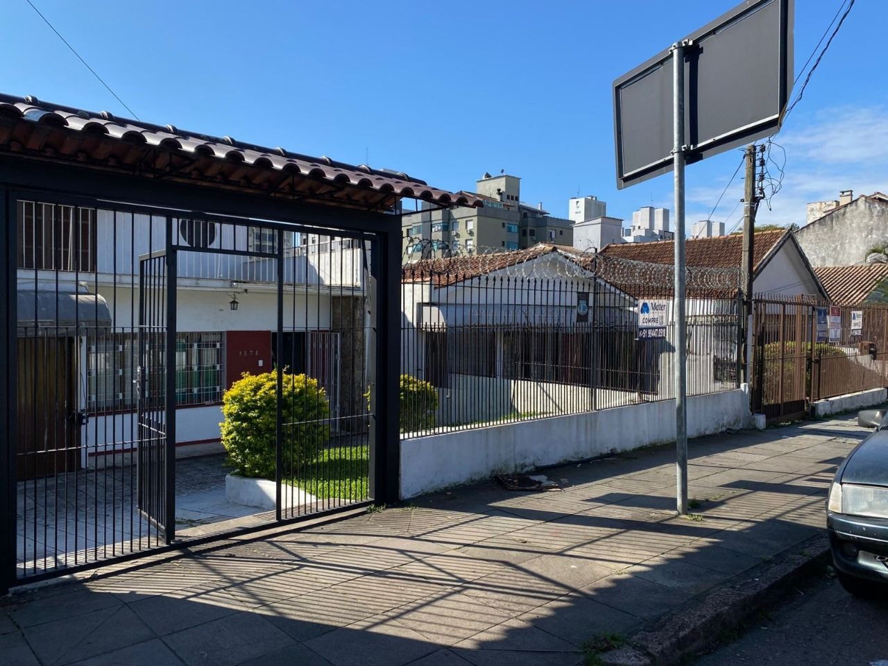 Casa de (3)três quartos, sendo uma suíte com duas vagas de garagem.