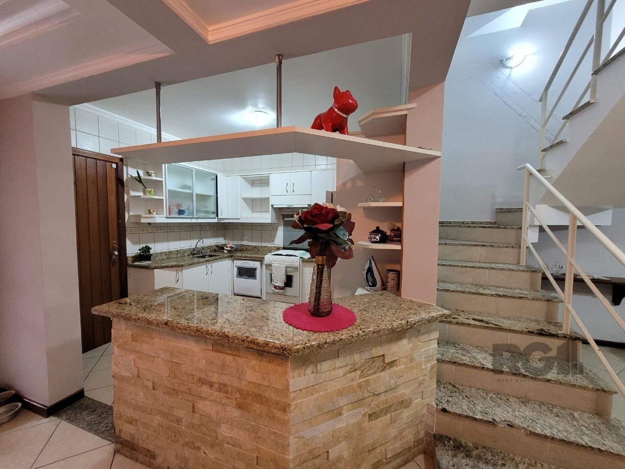 Casa à venda com 3 quartos, 251m² - Foto 1