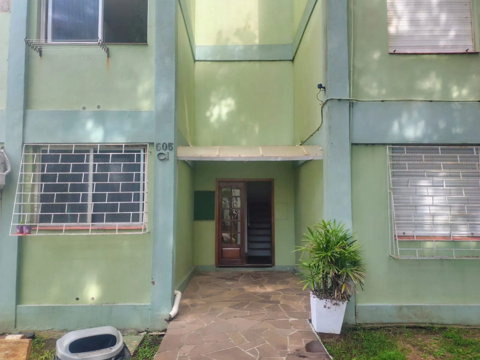 Apartamento de 2 dormitórios , portaria , salão de festas com churrsaqueira !