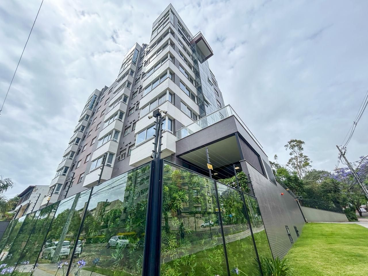 Impecável apartamento 03 dormitórios, 01 suíte - 87m² privativos, condomínio completa infra no Bairro Santa Tereza - Vaga dupla coberta.