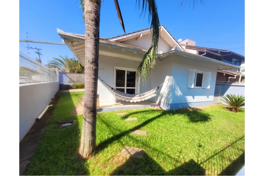 Casa à venda com 3 quartos, 131m² - Foto 1