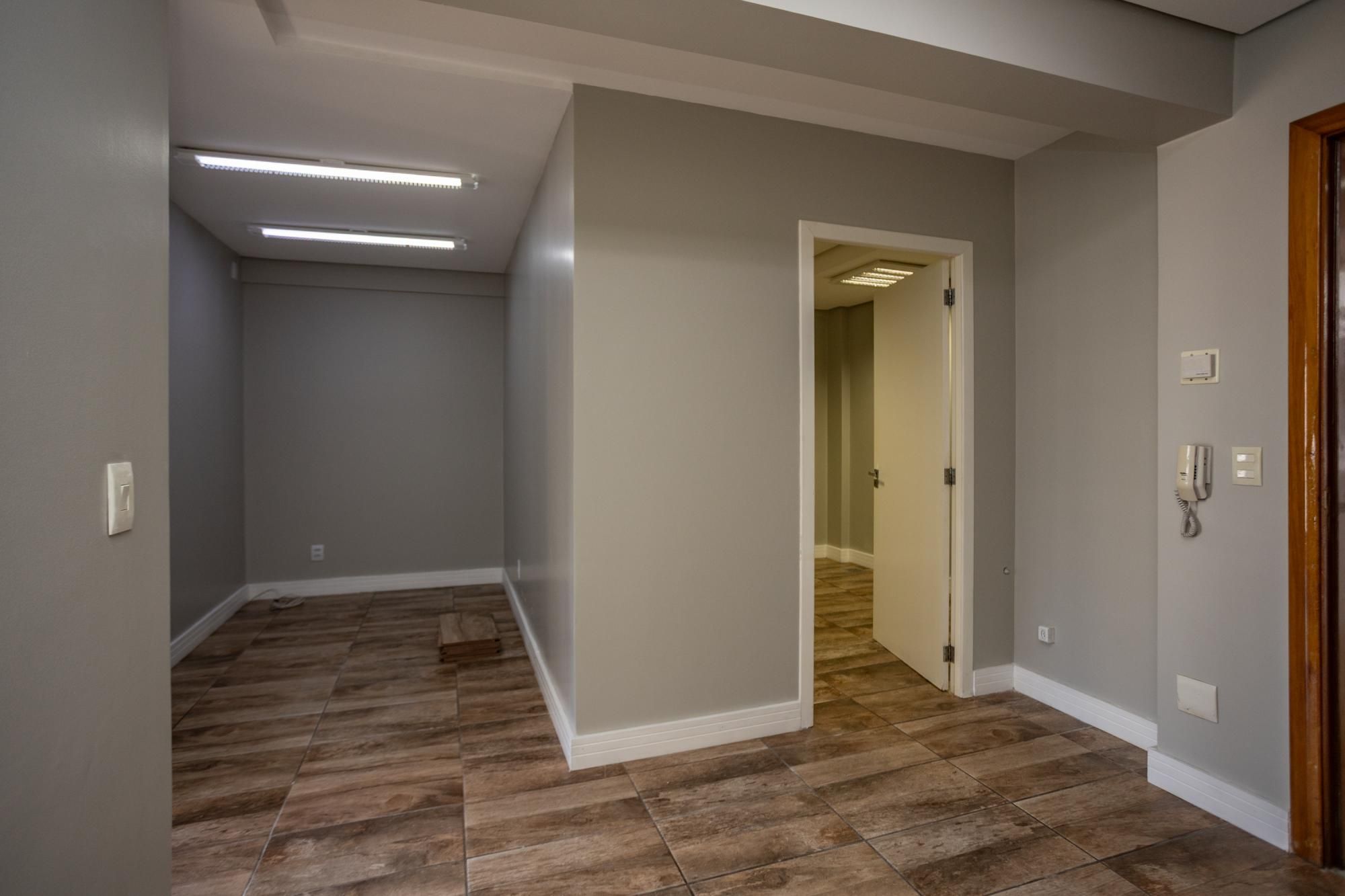Sala Comercial no Austin Carlos Gomes, 1 sala, para alugar, 90 m², Petrópolis - Porto Alegre — foto 2