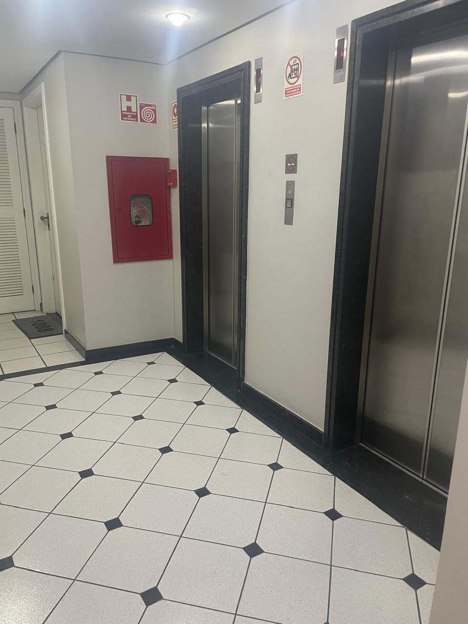 Sala comercial e box na Avenida Goethe, Porto Alegre/RS