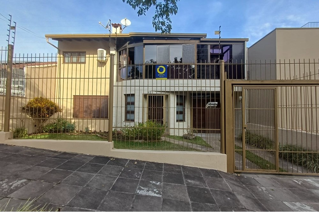 Casa à venda com 3 quartos, 318m² - Foto 1