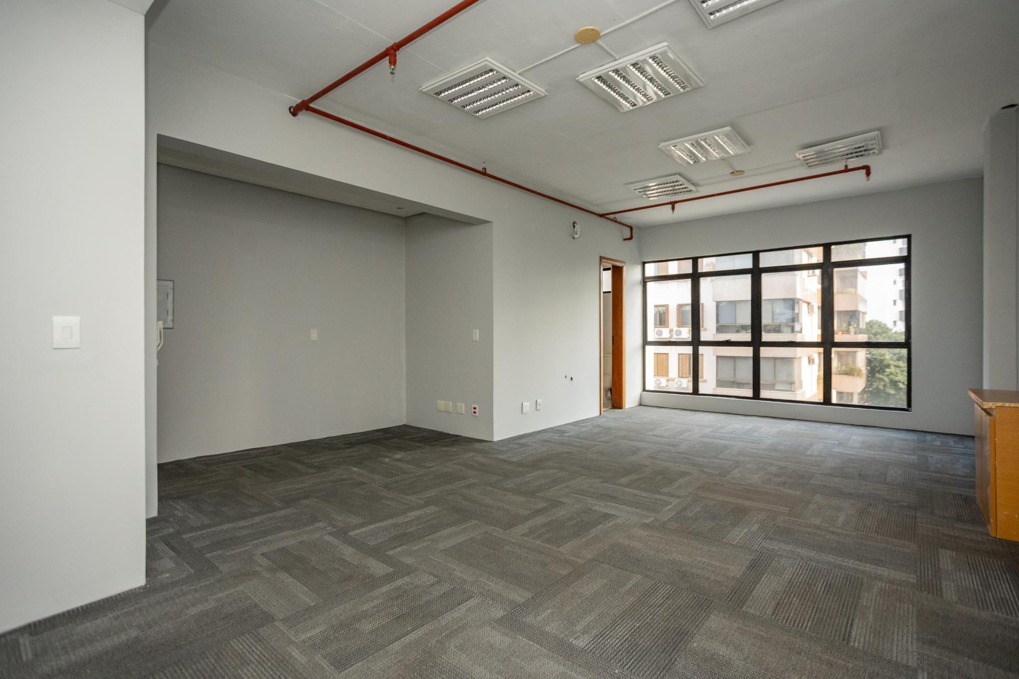Sala comercial de 45m², vaga de garagem, banheiro, no bairro Petrópolis