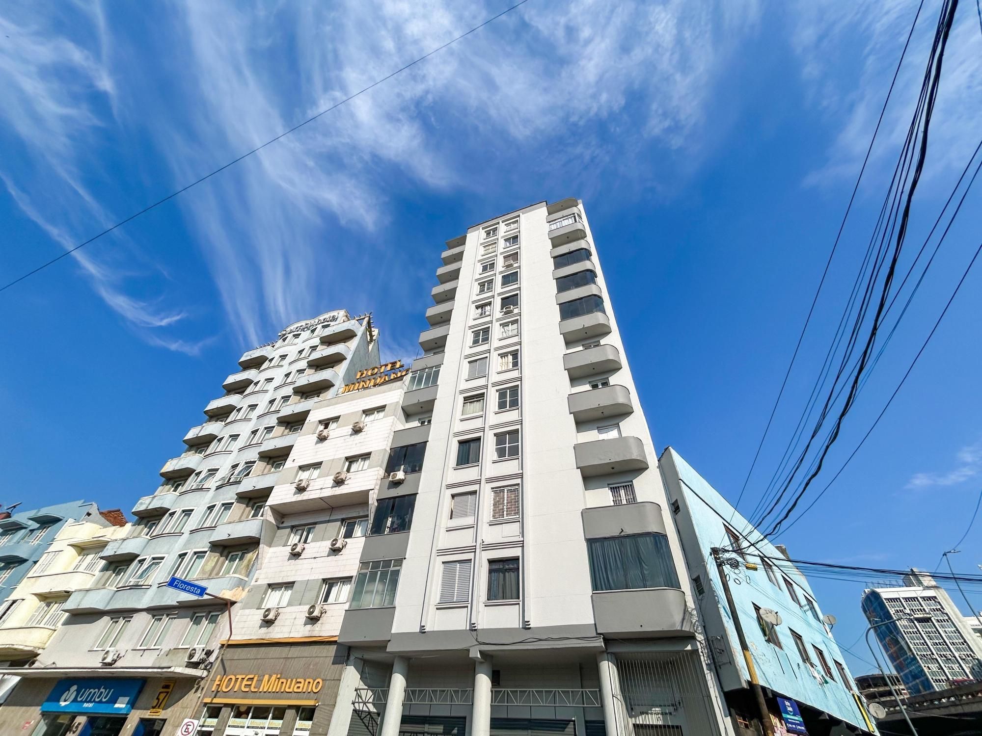 Apartamento 28m² privativos, iluminação natural, 01 dormitório, sala e cozinha integrados, banheiro social - CENTRO  -ANDAR ALTO