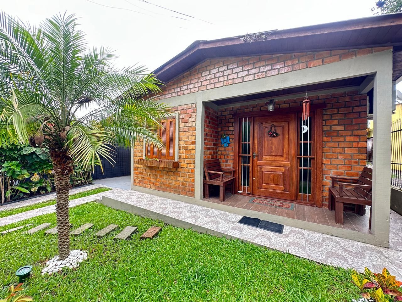 Casa de alvenaria toda reformada e mobiliada no bairro Lami