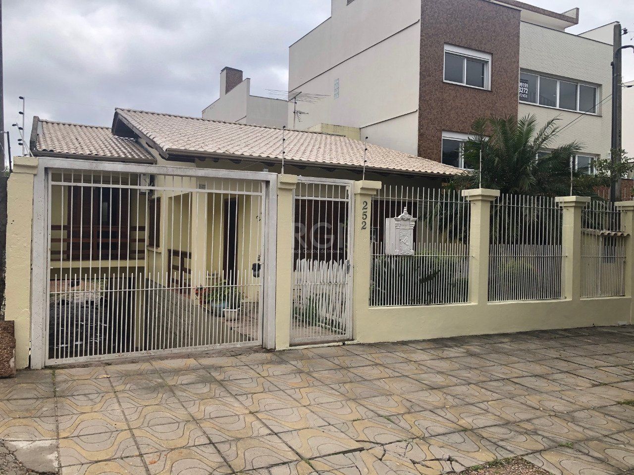 Casa à venda com 4 quartos, 227m² - Foto 1