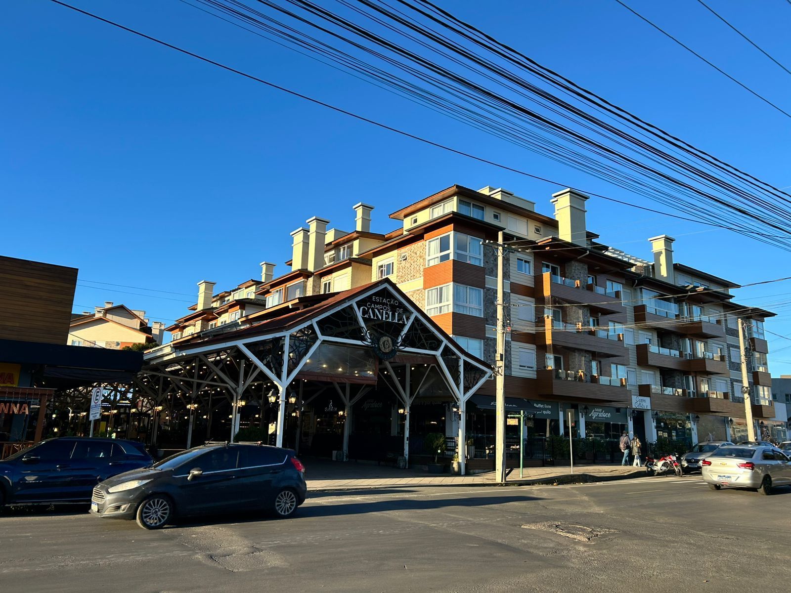 Lindo Apto mobiliado 2 dorm suíte box duplo na rua coberta no coração de Canela