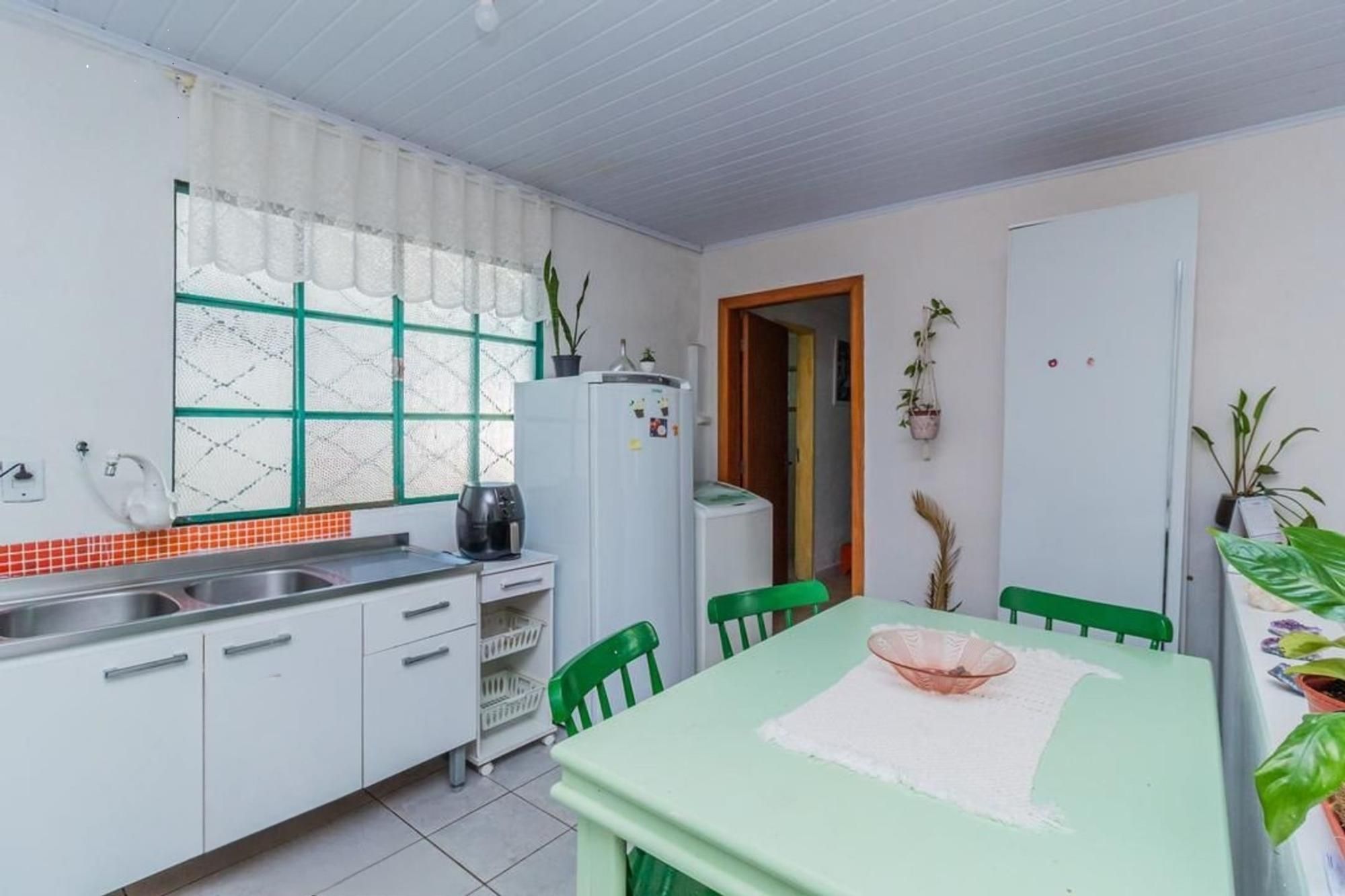 Casa com 2 dormitórios e 3 vagas de garagem !