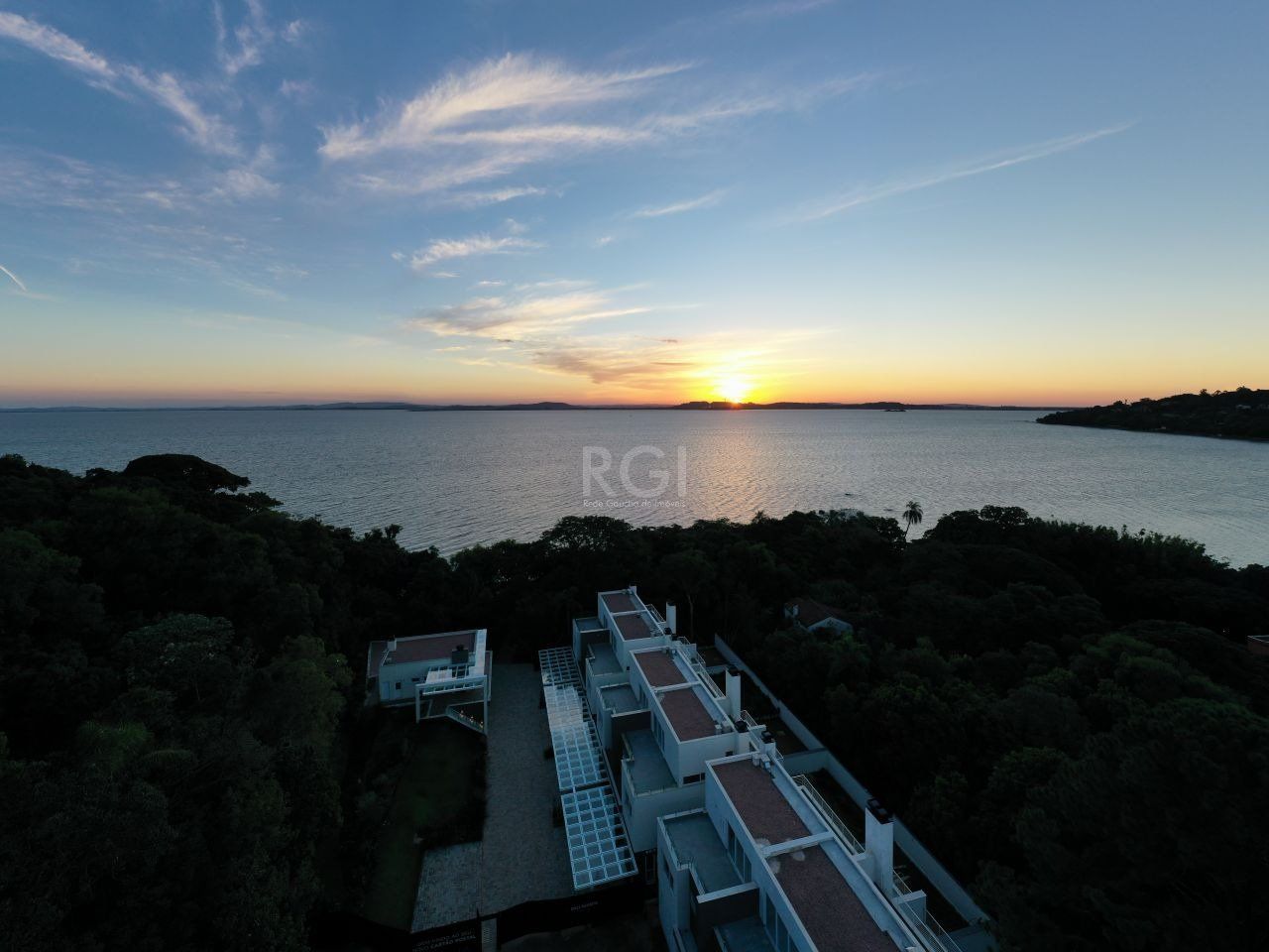 CASA EM CONDOMINIO, 3 DORMITÓRIOS, 3 SUÍTES, NO BAIRRO PEDRA REDONDA, POA/RS.