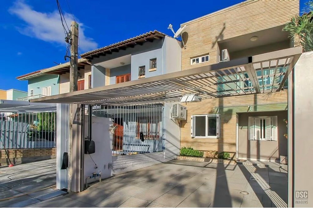 Casa à venda com 3 quartos, 128m² - Foto 1