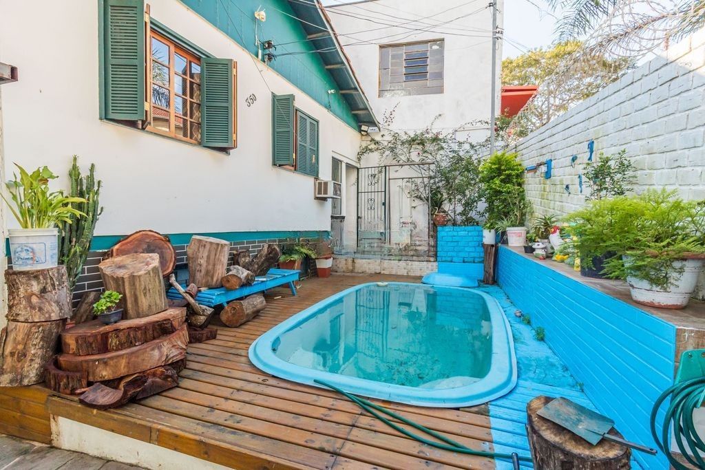 CASA 03 dormitórios, 2 suítes,  216m² privativos  com piscina no BAIRRO MEDIANEIRA