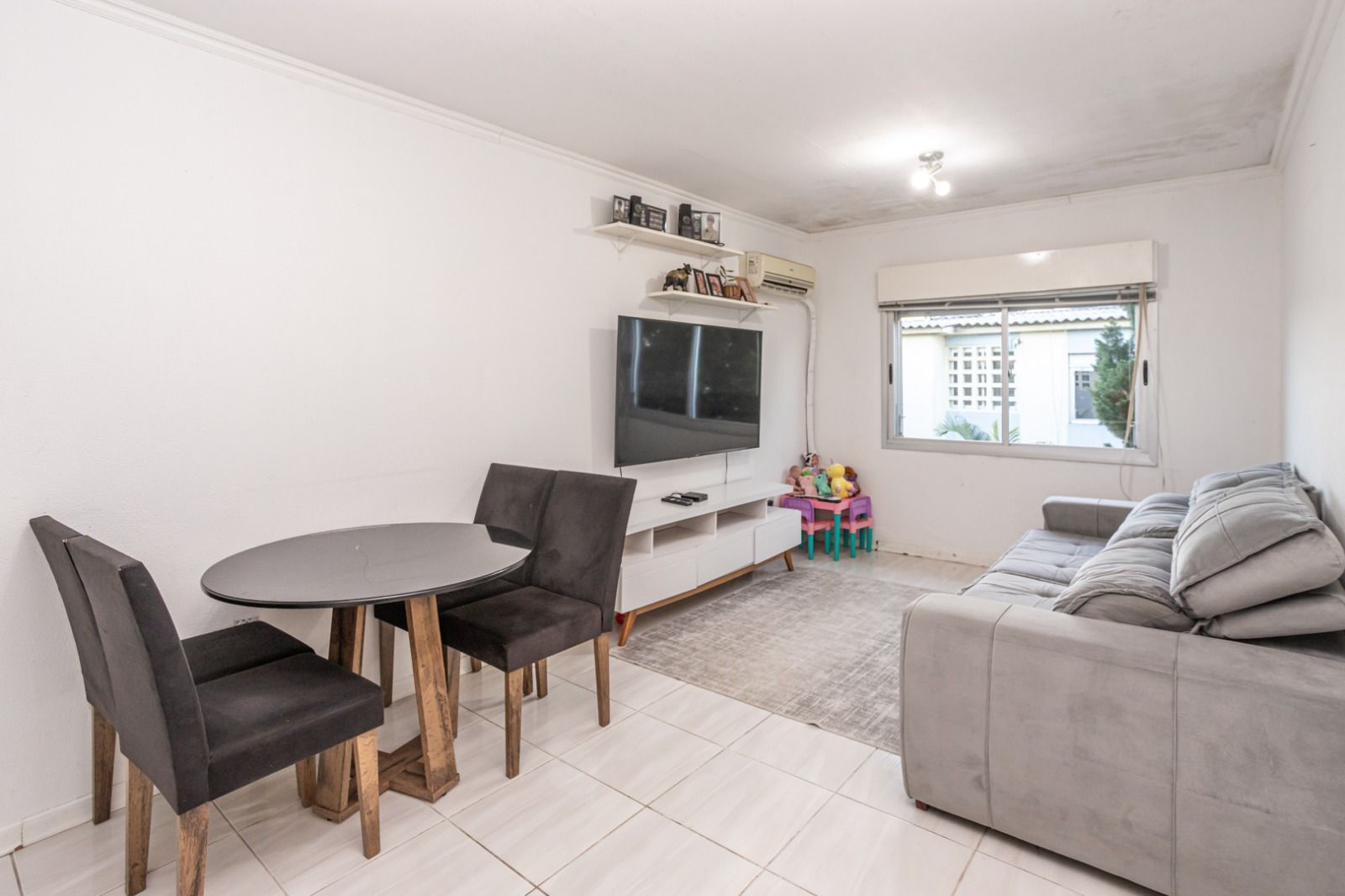 Apartamento com 02 quartos no Bairro Sarandi