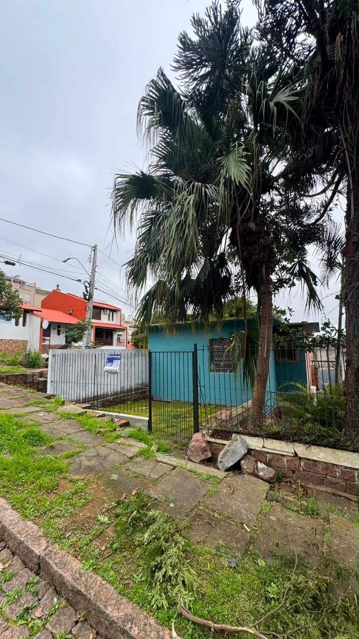 Casa de esquina excelente opção para colocar seu comercio em um terreno de 360m2 no bairro Cristal.