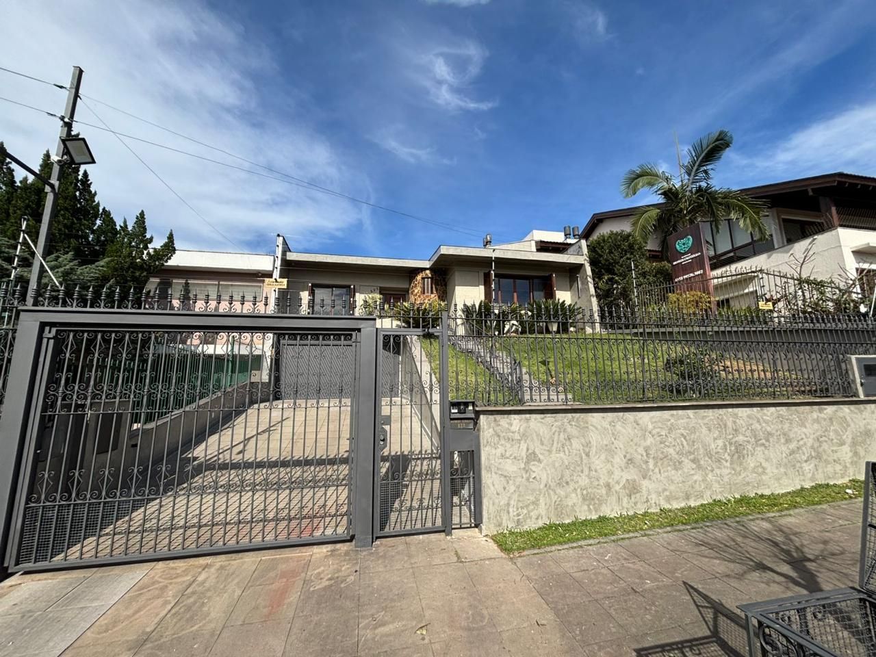 Casa 4 dormitórios, 1 suíte, 03 vagas, Bairro Três Figueiras, Porto Alegre.
