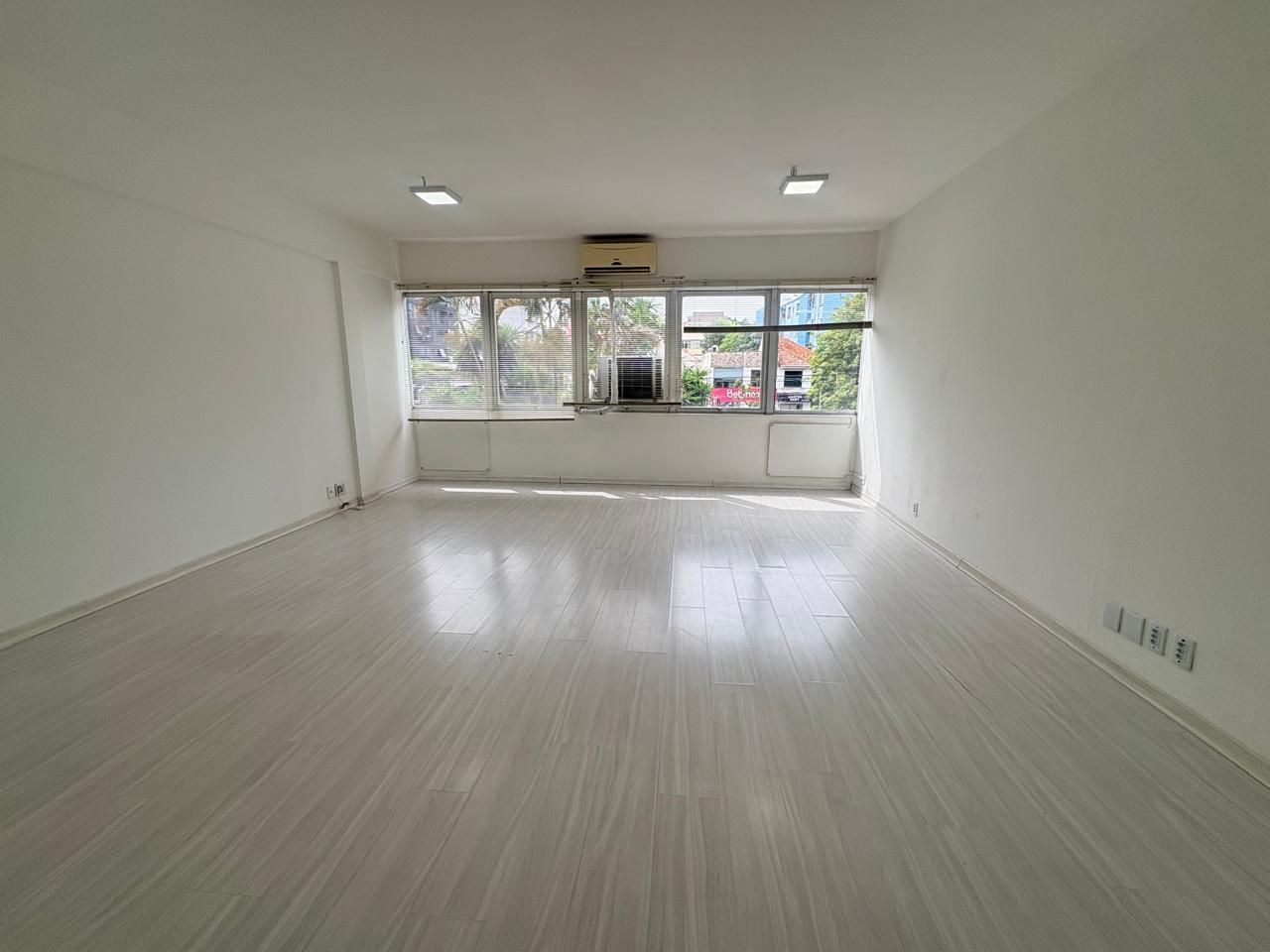 Salão comercial, à venda, 42 m², Floresta - Porto Alegre — foto 2