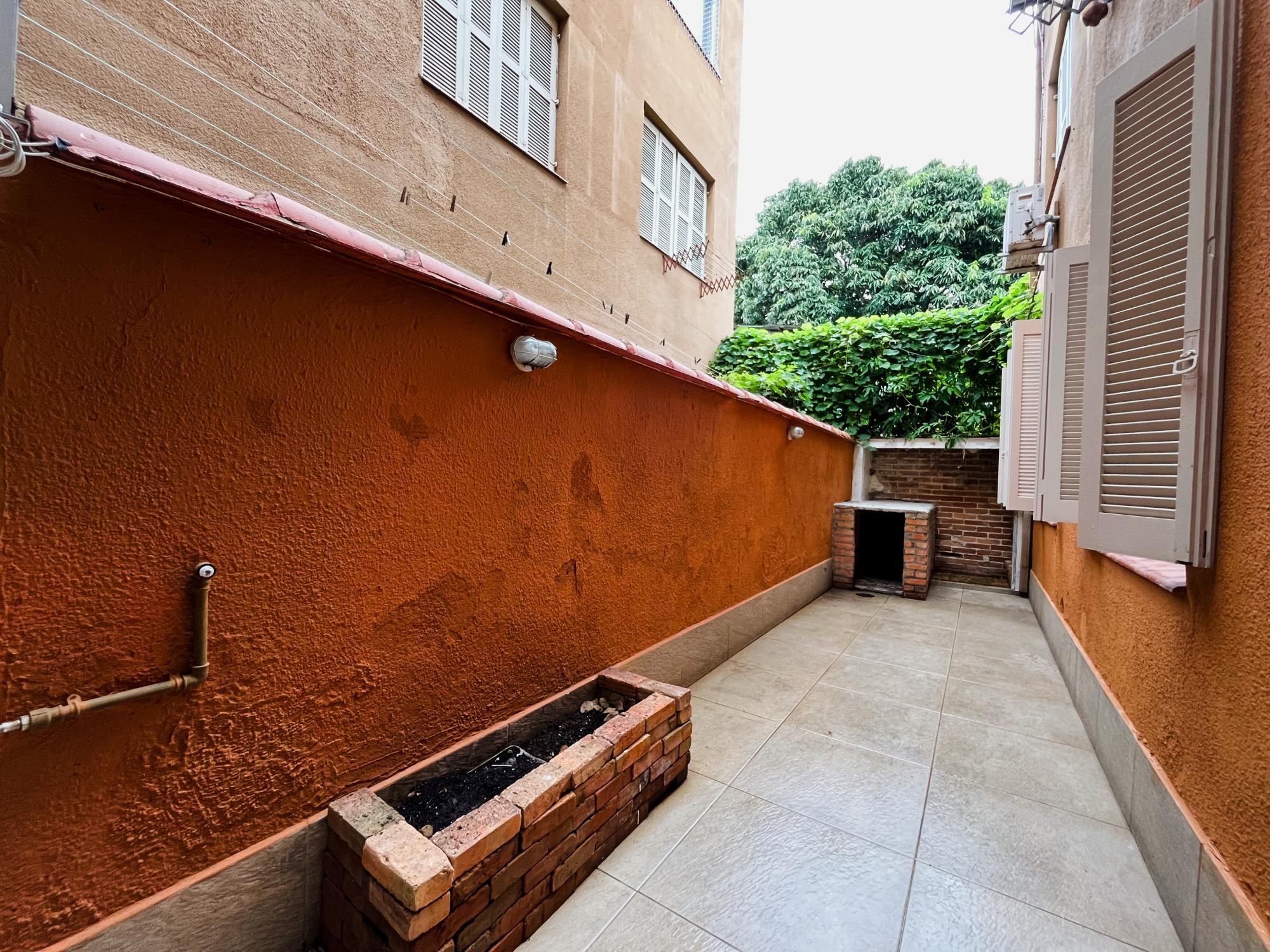 Apartamento 2 dormitórios com pátio no bairro Navegantes, em Porto Alegre.