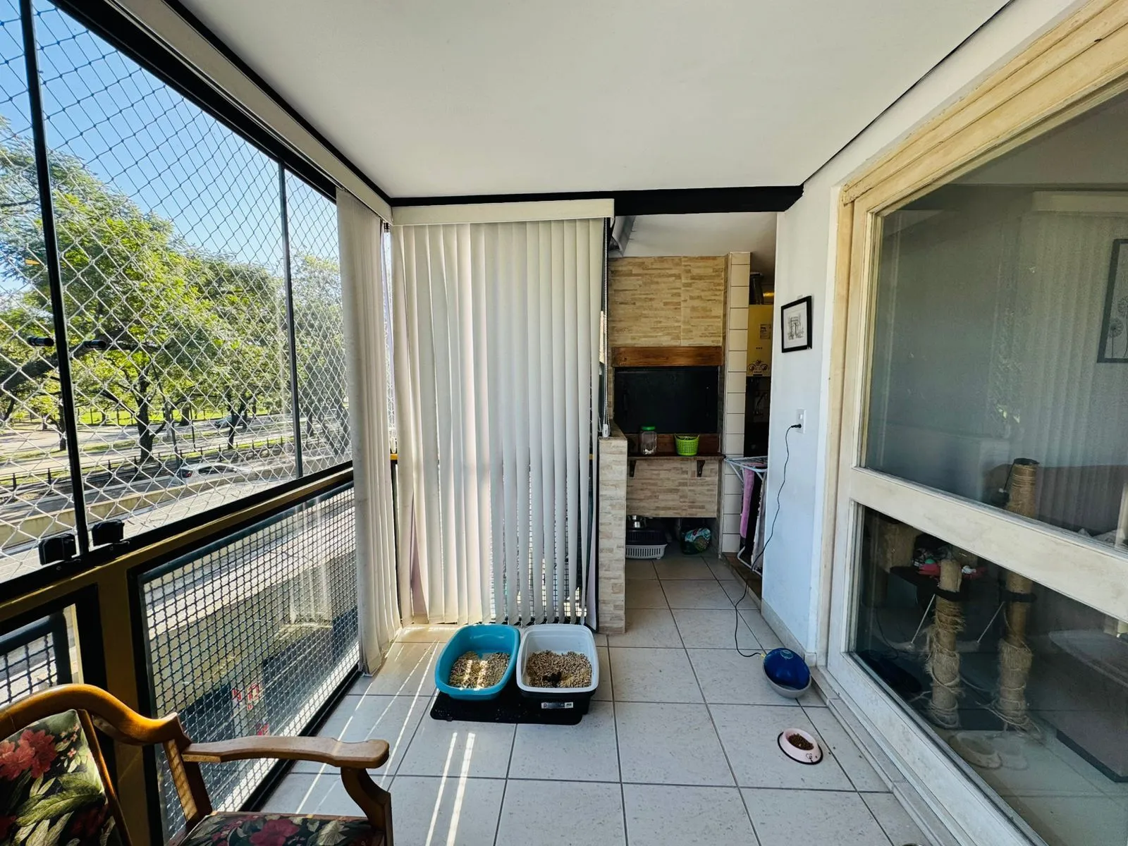 Apartamento Semimobiliado com 97m² Privativos, 2 Dormitórios, Escritório e Living Amplo