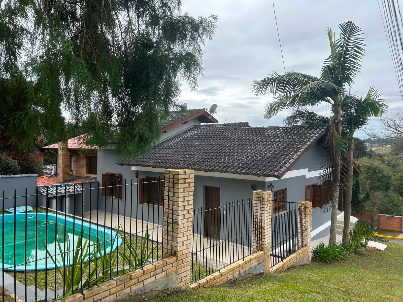 Casa com 3 Quartos, Suíte, Piscina e Lareira no Condomínio Cantegril Fase 4 em Viamão