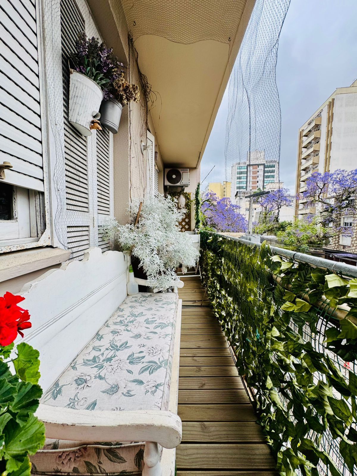 Bom Fim. Apartamento 3 dormitórios com living estendido.