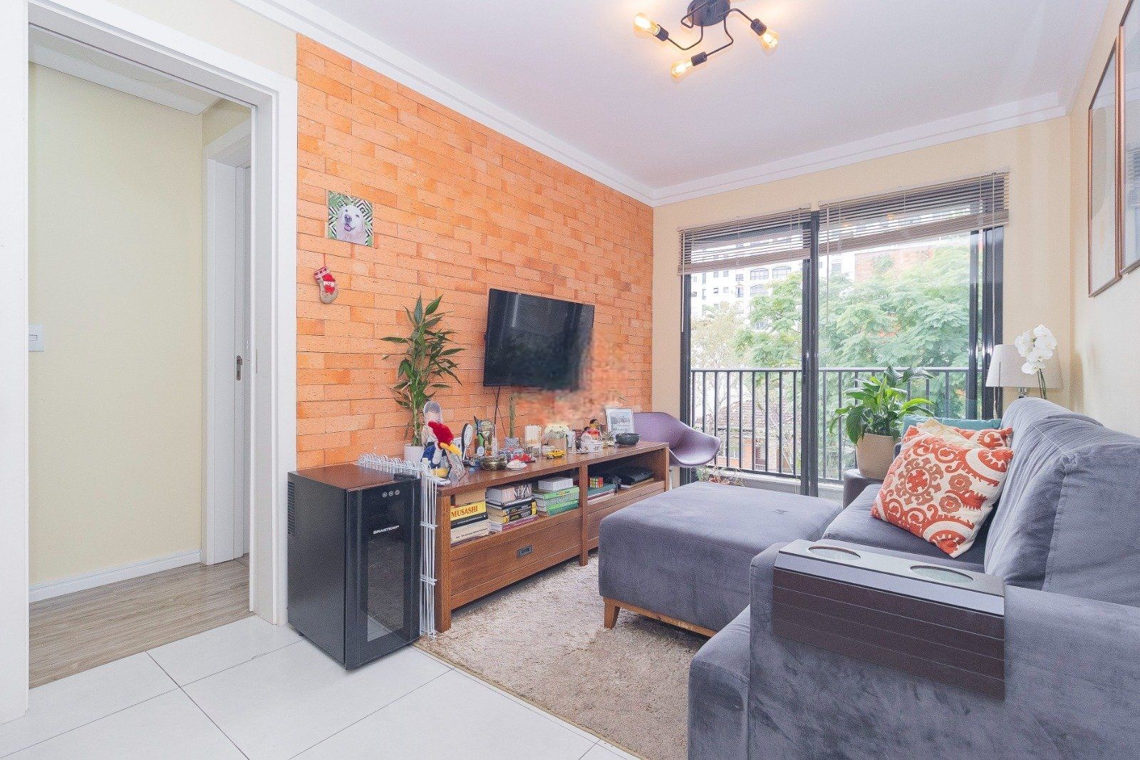 Apartamento Reformado com 2 Dormitórios, 2 Vagas e Churrasqueira no Mont Serrat