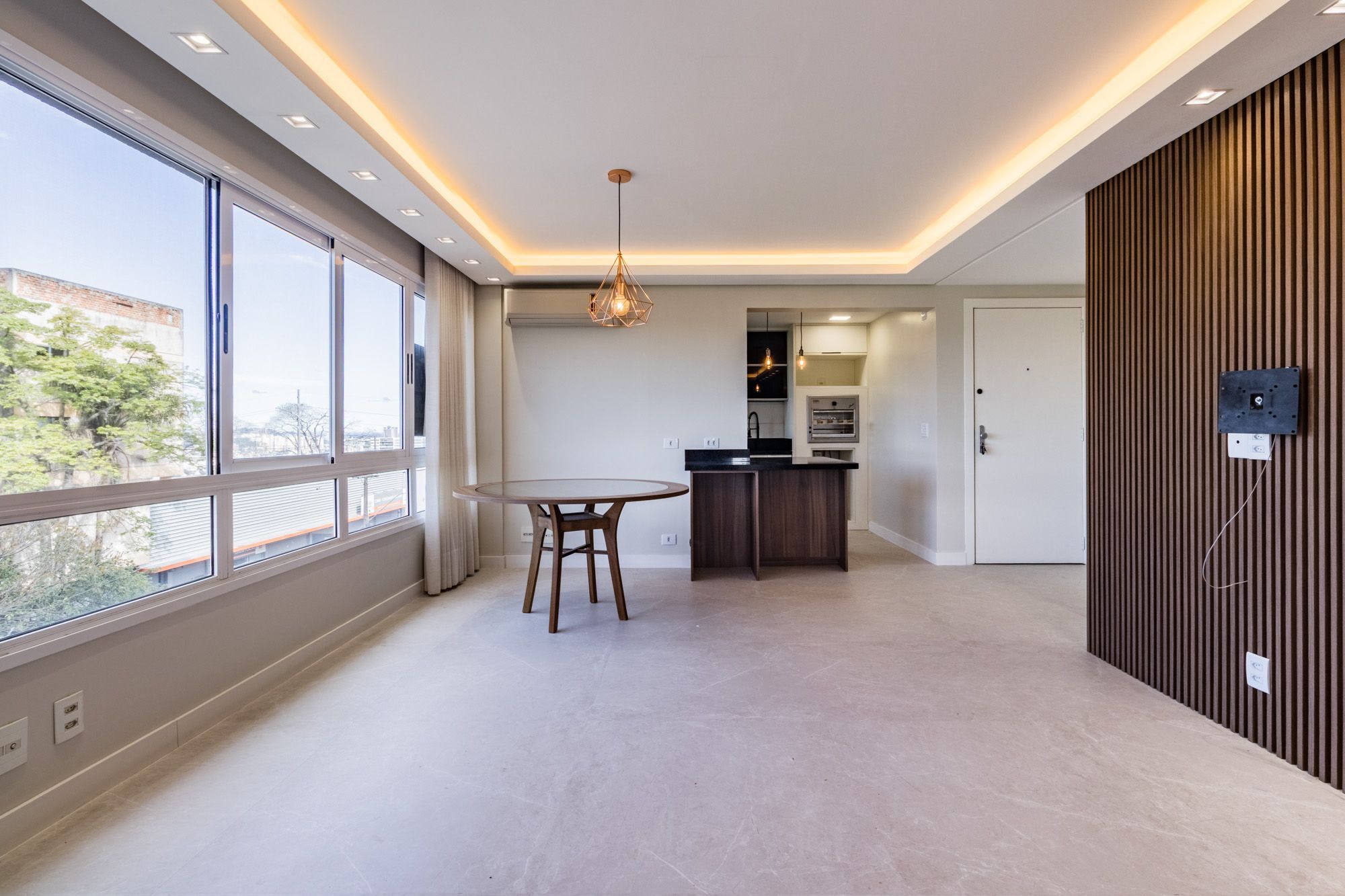Apartamento reformado de 2 dormitórios com suíte no Jardim Botânico