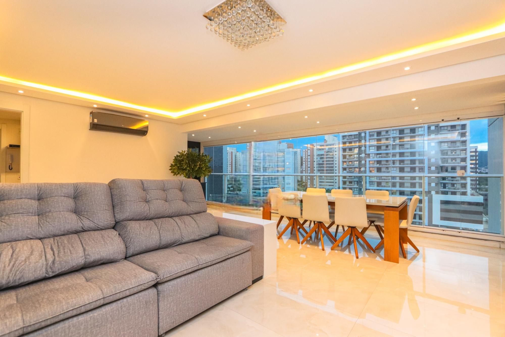 Apartamento semimobiliado e decorado no Central Parque | 127 m² | 3 suítes | 2 vagas