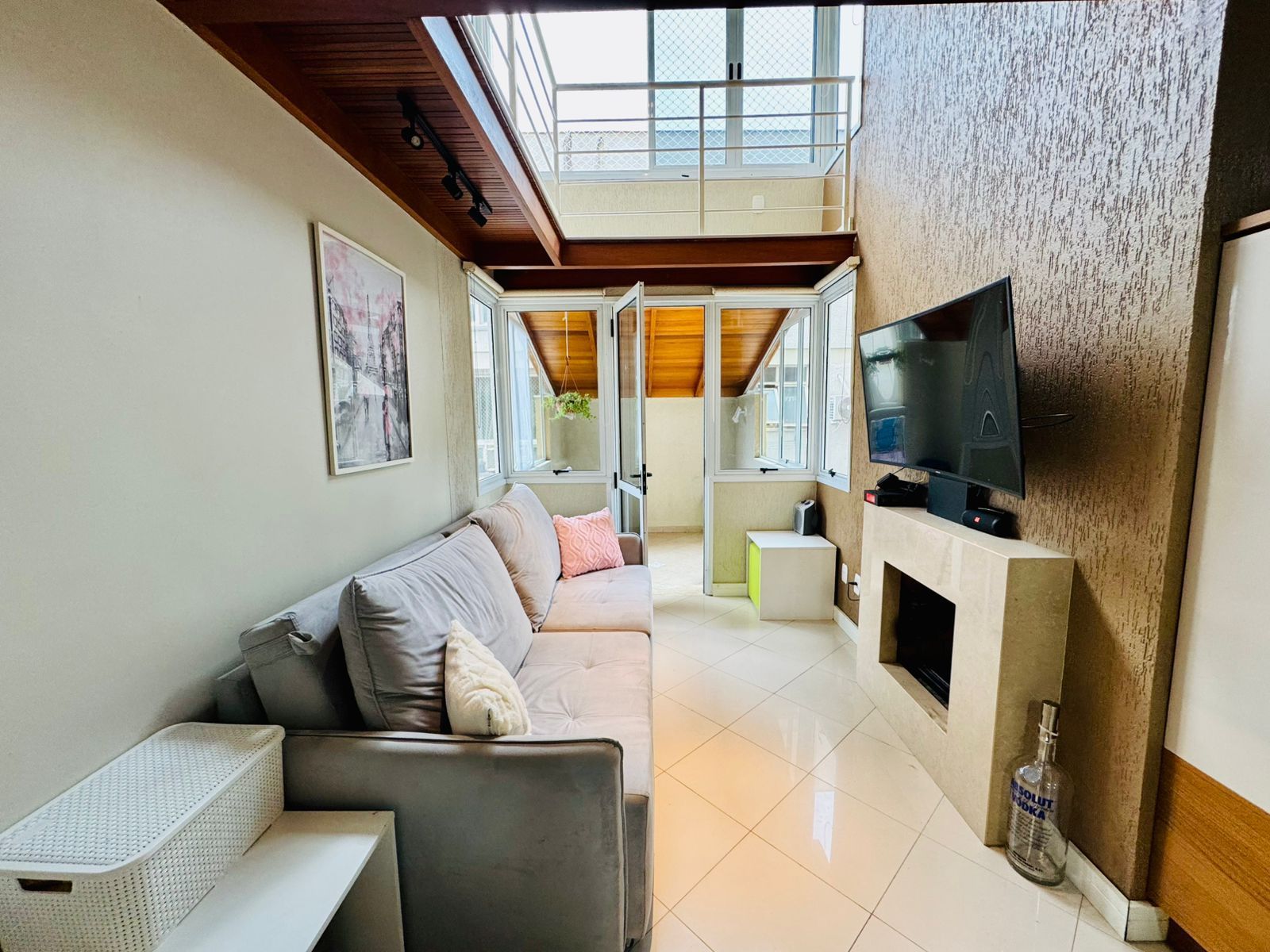 Duplex na Bela Vista, 2 dormitórios com espaço para home office, lareira e 2 vagas