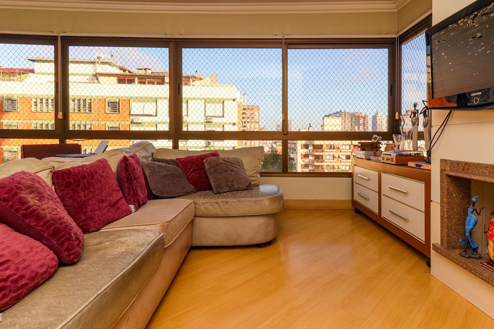 Apartamento Impecável com Vista Panorâmica, 2 Suítes e Living Ampliado
