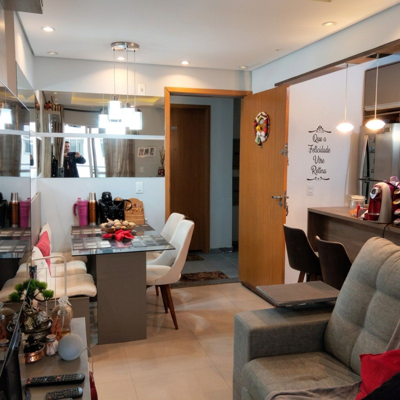 Apartamento Mobiliado com 2 Dormitórios, Suíte e Sacada com Churrasqueira — foto 4