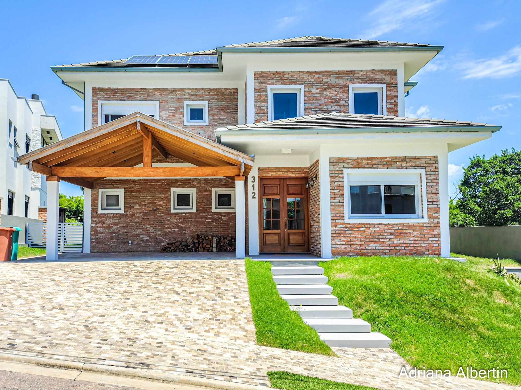 Casa em condomínio Alphaville com 4 suítes e área verde nos fundos