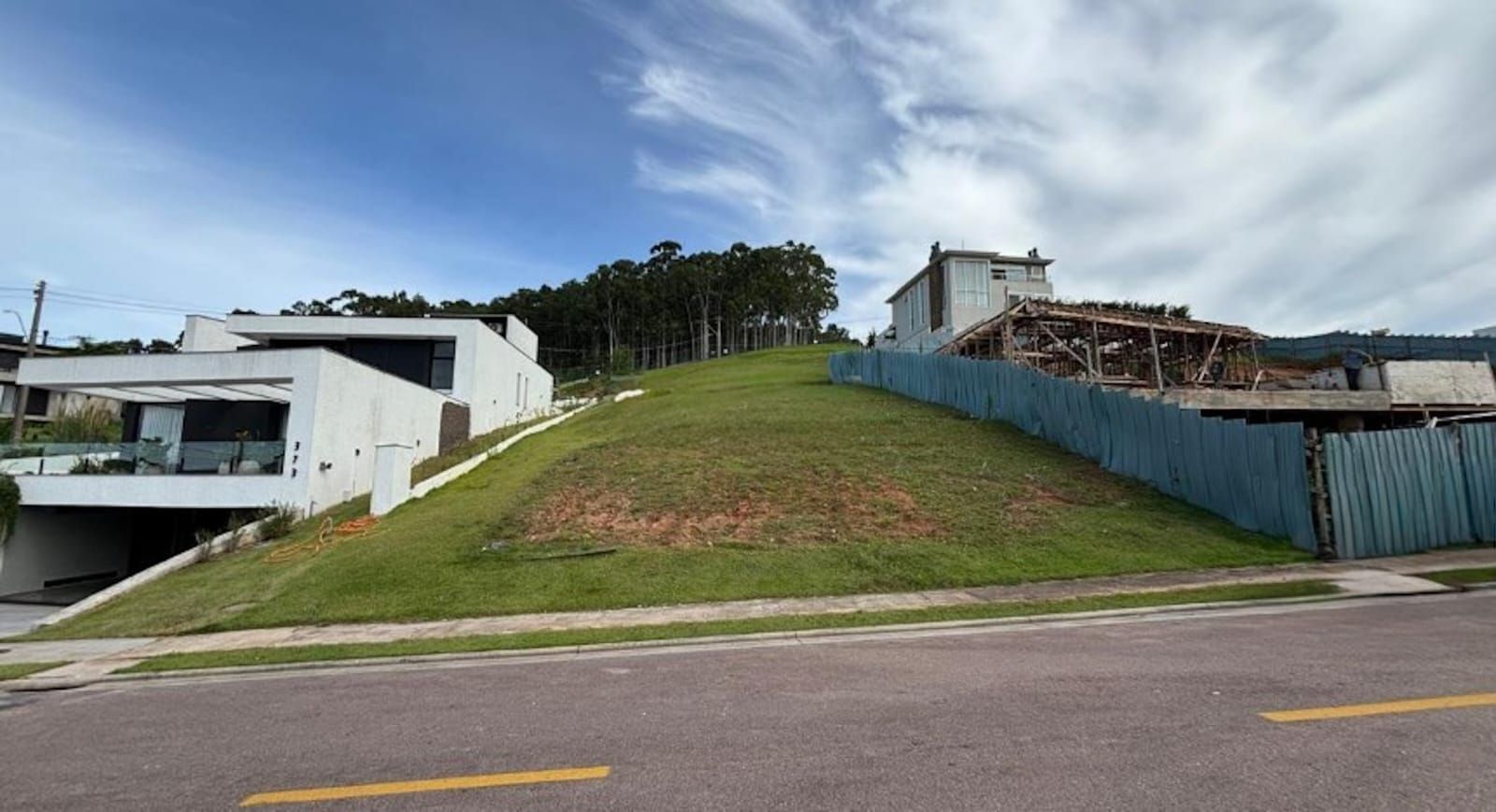 LOTE EM CONDOMÍNIO FECHADO COM 612m²