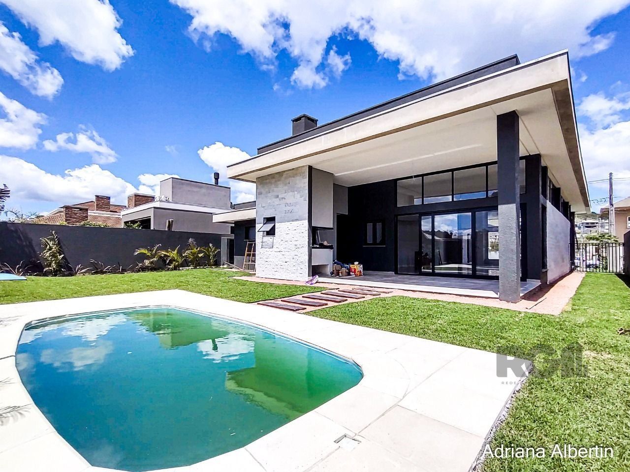 Casa de Condomínio à venda com 3 quartos, 250m² - Foto 1