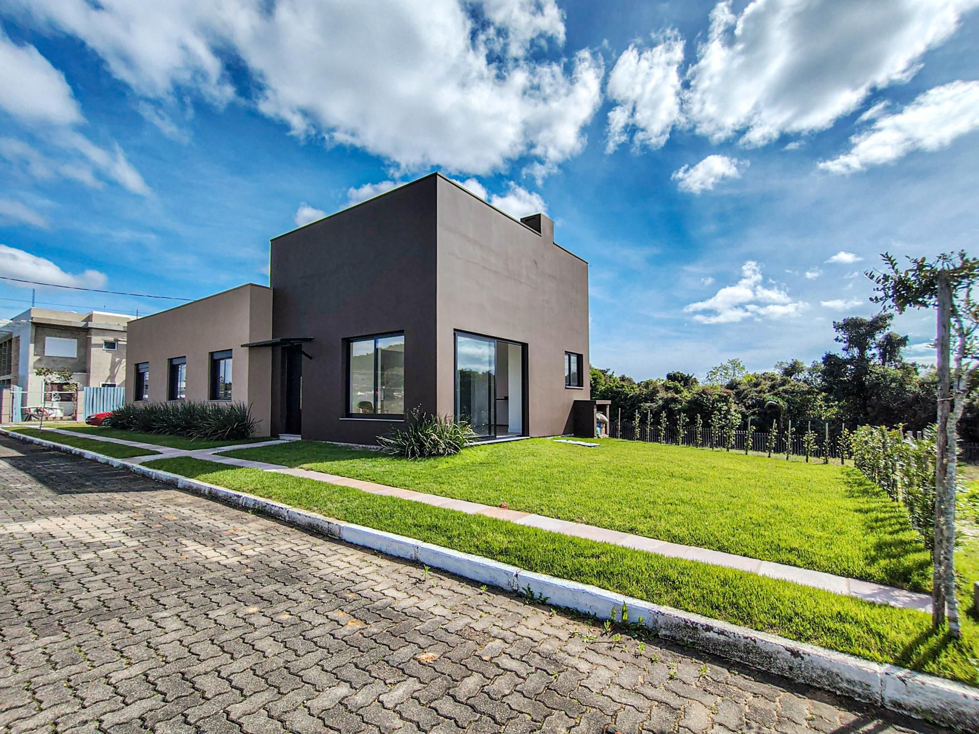 Casa térrea com 100m² privativo, em condomínio fechado na Estrada Jorge Pereira Nunes