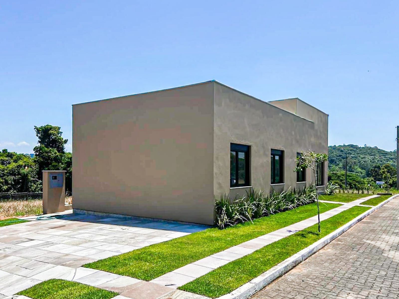 Casa térrea com 100m² privativo, em condomínio fechado na Estrada Jorge Pereira Nunes