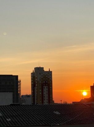 🏡 Apartamento Reformado e Decorado na Cristóvão Colombo — Vista Espetacular para o Pôr do Sol do Guaíba 🌅