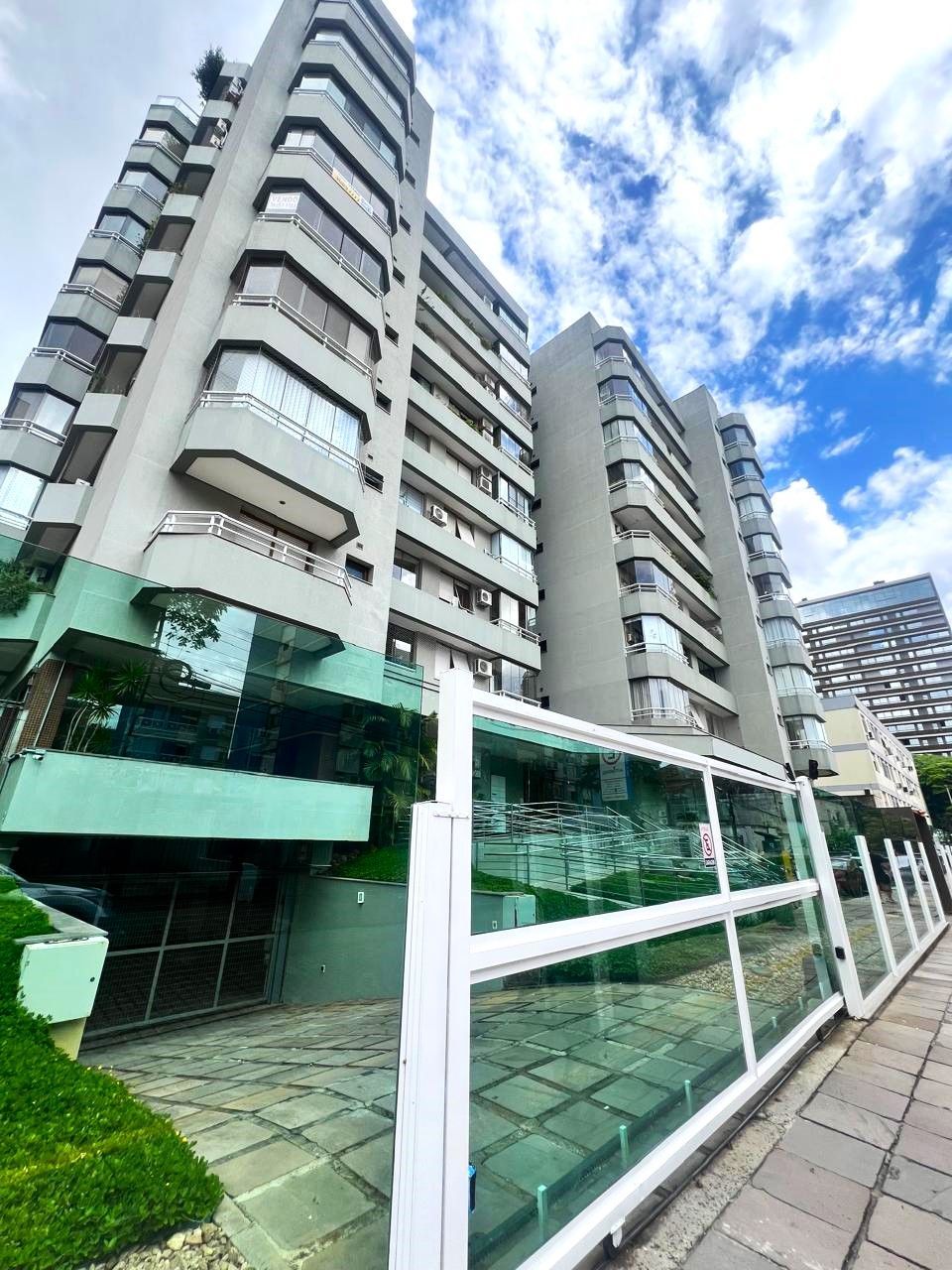 Apartamento com 111m², 2 dormitórios no bairro Menino Deus em Porto Alegre para Comprar