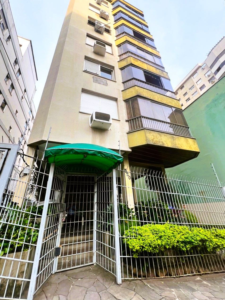 OPORTUNIDADE ÚNICA NO BOM FIM: APARTAMENTO 2 DORMITÓRIOS COM VAGA E ELEVADOR