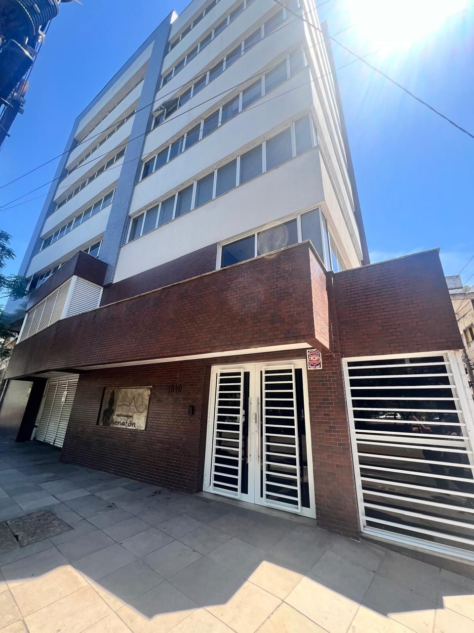 SALA COMERCIAL SEMIMOBILIADA COM VAGA, PARA VENDA OU LOCAÇÃO NO BAIRRO CENTRO HOSTÓRICO!