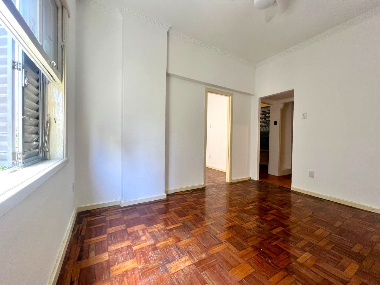 No Centro de Porto Alegre, apartamento 1 dormitório de frente e com sacada!