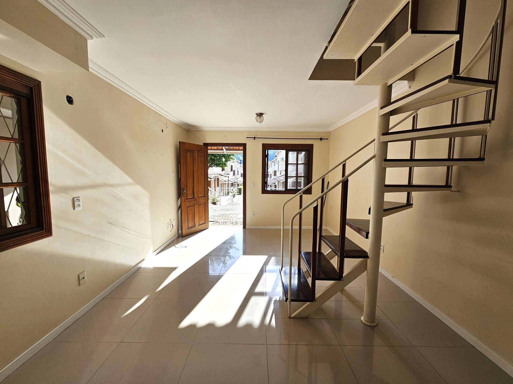 Casa de Condomínio, 3 dormitórios no bairro Teresópolis em Porto Alegre para Comprar