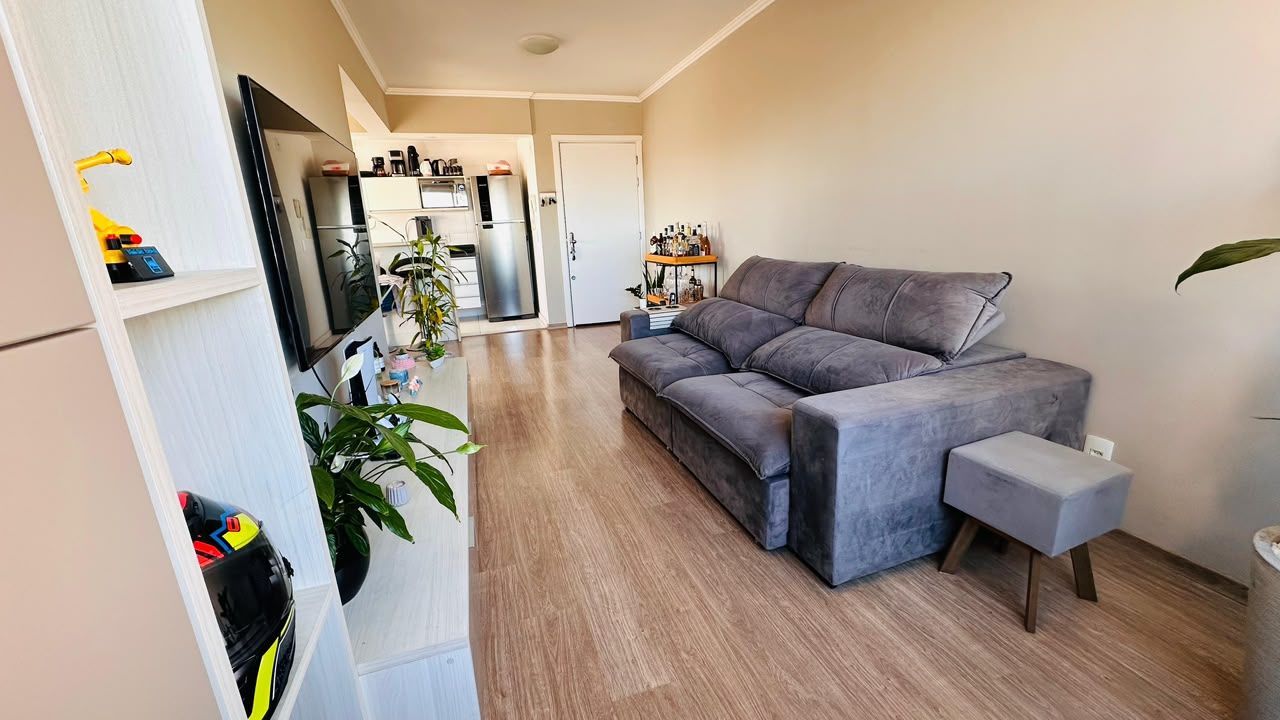 Apartamento 2 dormitórios transformado em 1 com living estendido e vaga