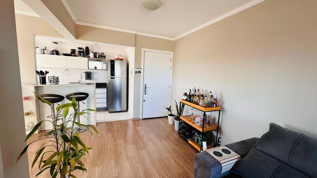 Apartamento 2 dormitórios transformado em 1 com living estendido e vaga