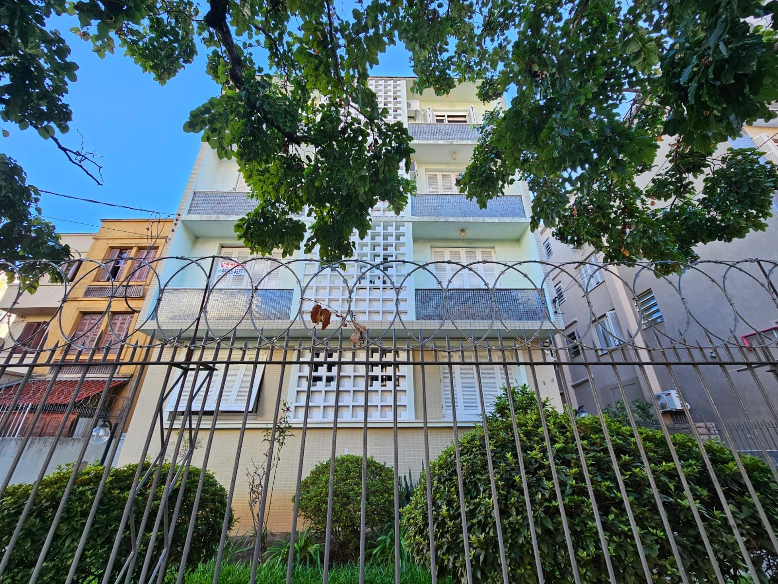 Apartamento 2 dormitórios com vaga e sacada perto da Redenção