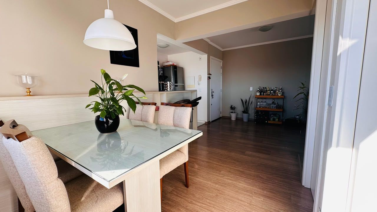 Apartamento 2 dormitórios transformado em 1 com living estendido e vaga