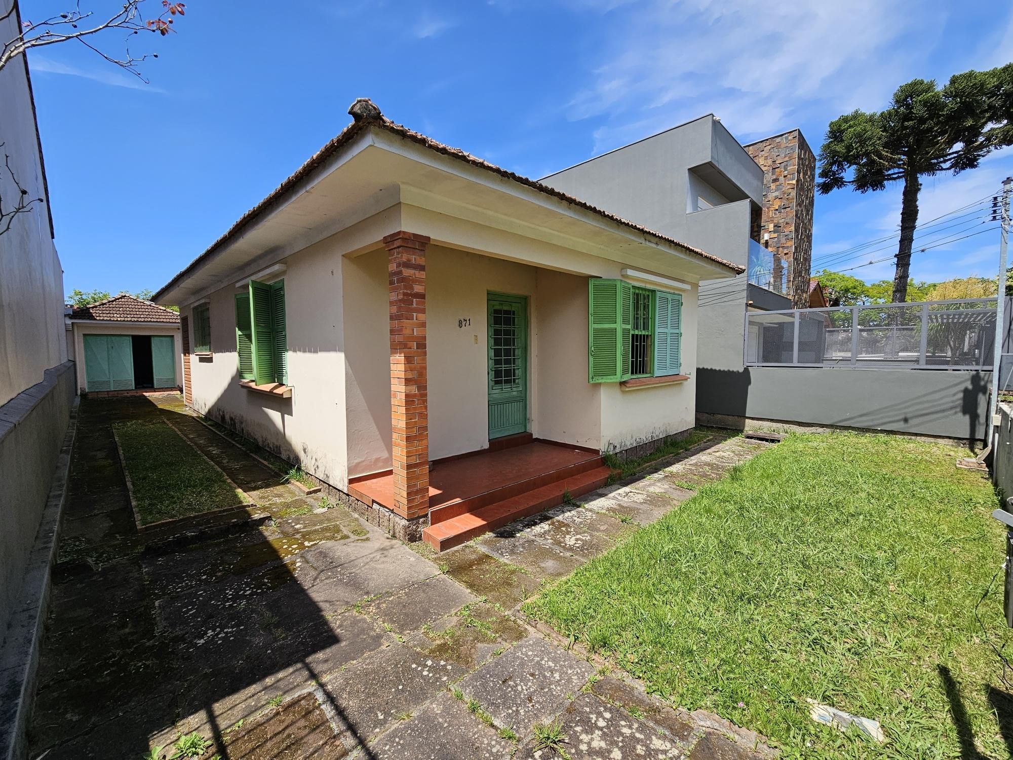 AMPLO TERRENO FRENTE NORTE NA MELHOR RUA DO BAIRRO TRISTEZA